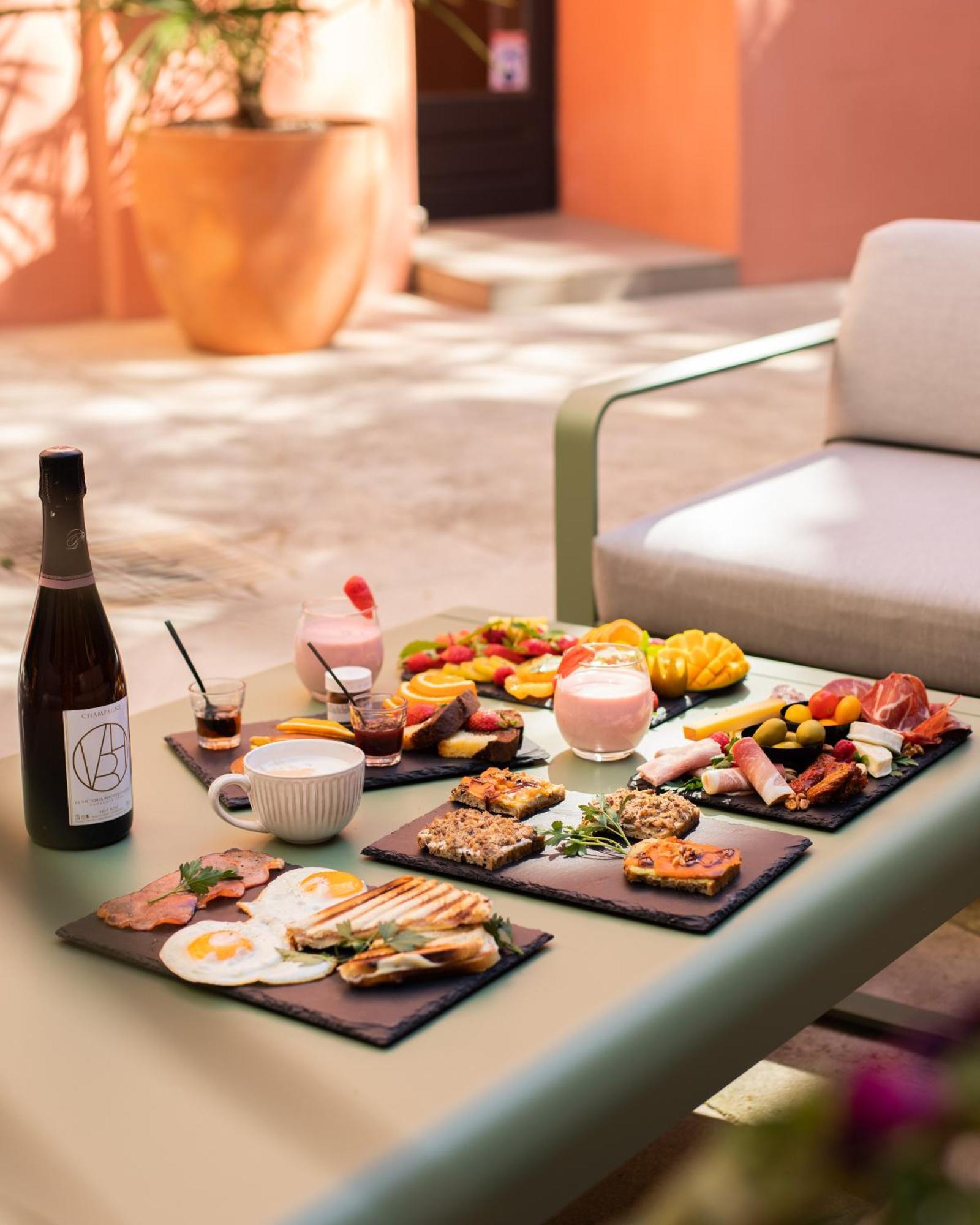 Le Victoria Boutique Hotel Сен-Пол-Троа-Шато Екстериор снимка